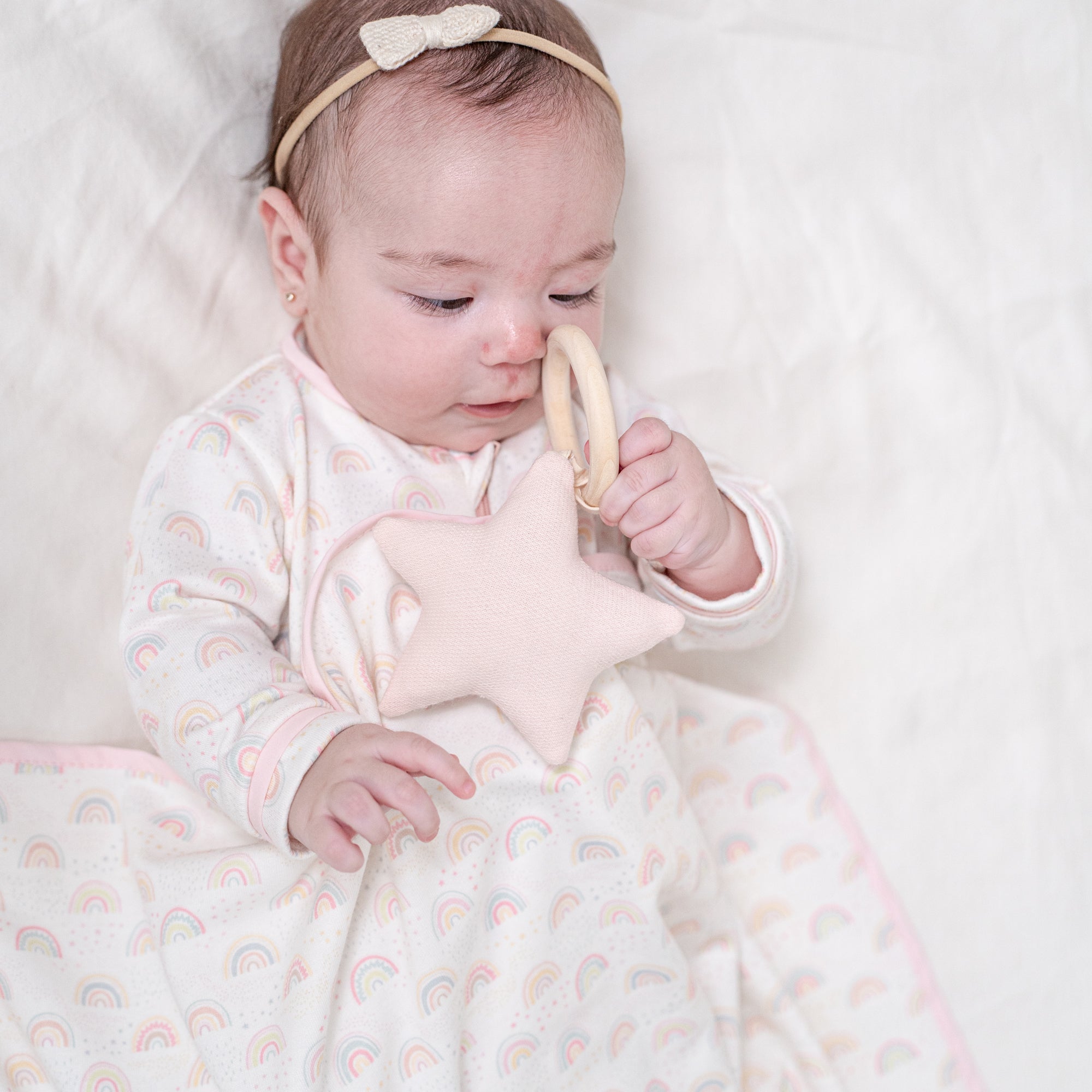 Set frazada con sonaja arcoíris rosa - Image 2