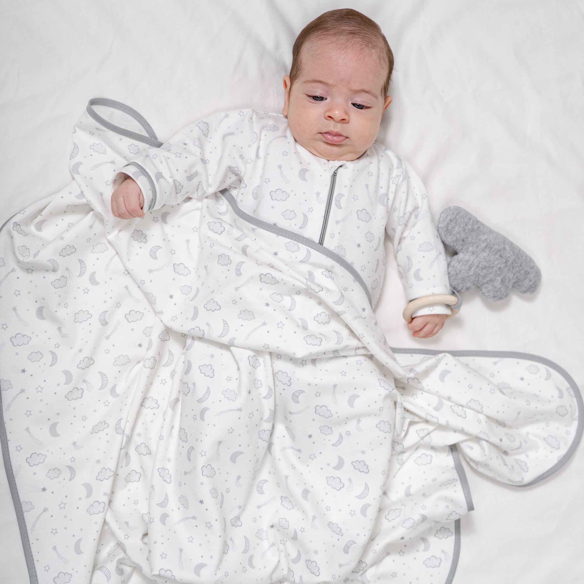 Set frazada con sonaja luna y estrella gris - Image 2