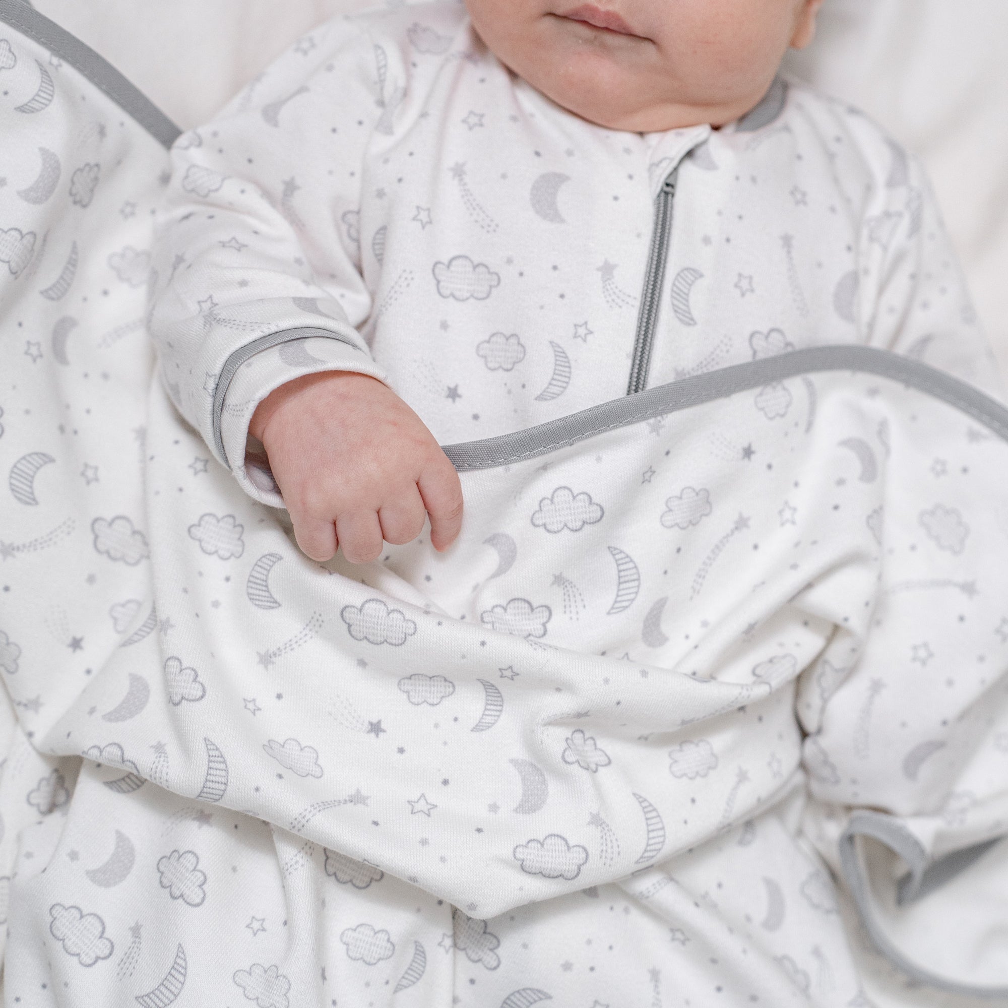 Set frazada con sonaja luna y estrella gris - Image 4