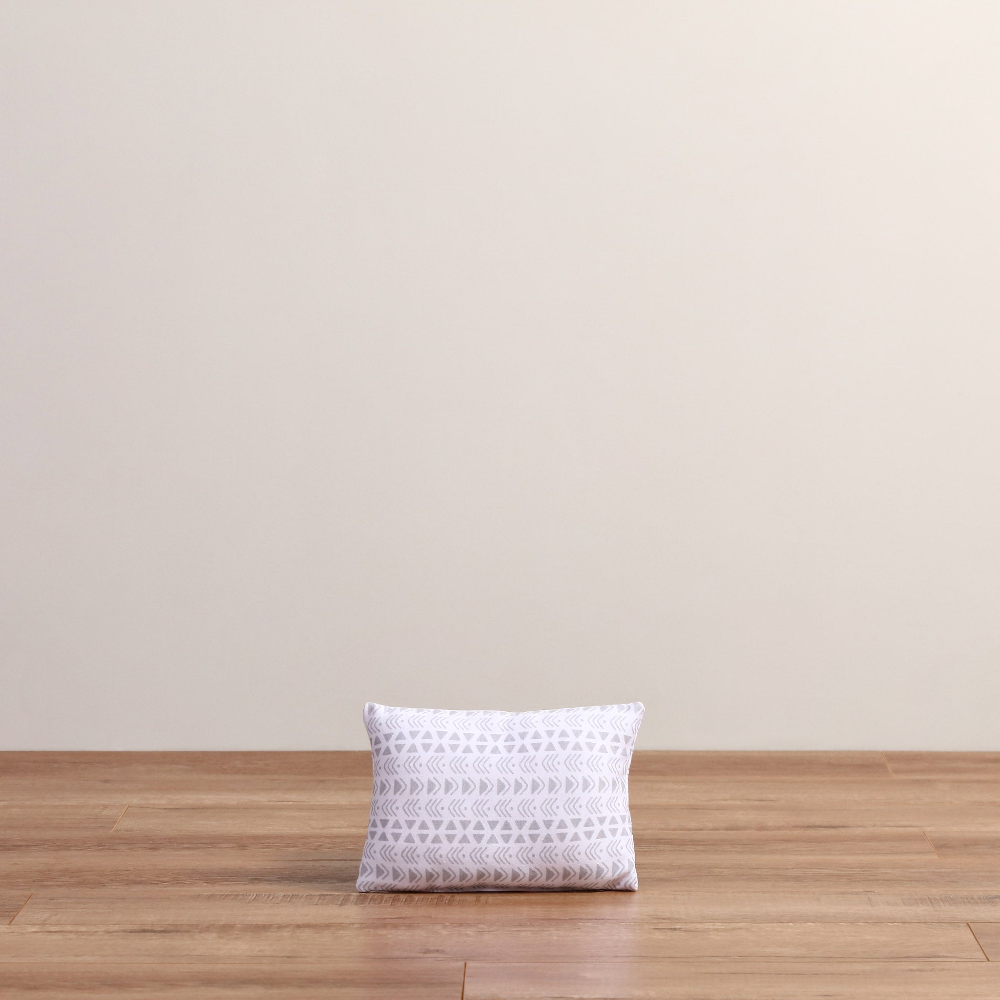 Mini Almohada Greca Gris