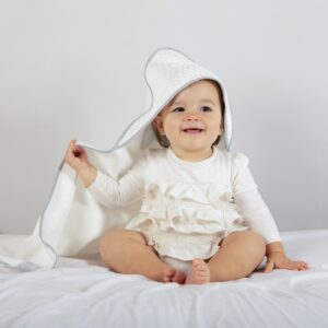 Cobija para bebé polo con capucha crudo