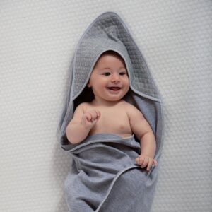 Cobija para bebé polo con capucha gris