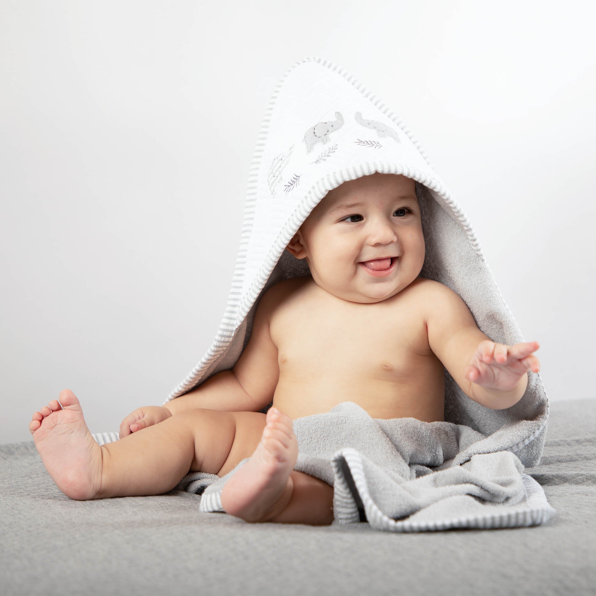 Toalla para bebé capitonada con capucha Elefante Gris - Image 4