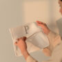 Bolsa con transparencia iniciales - E