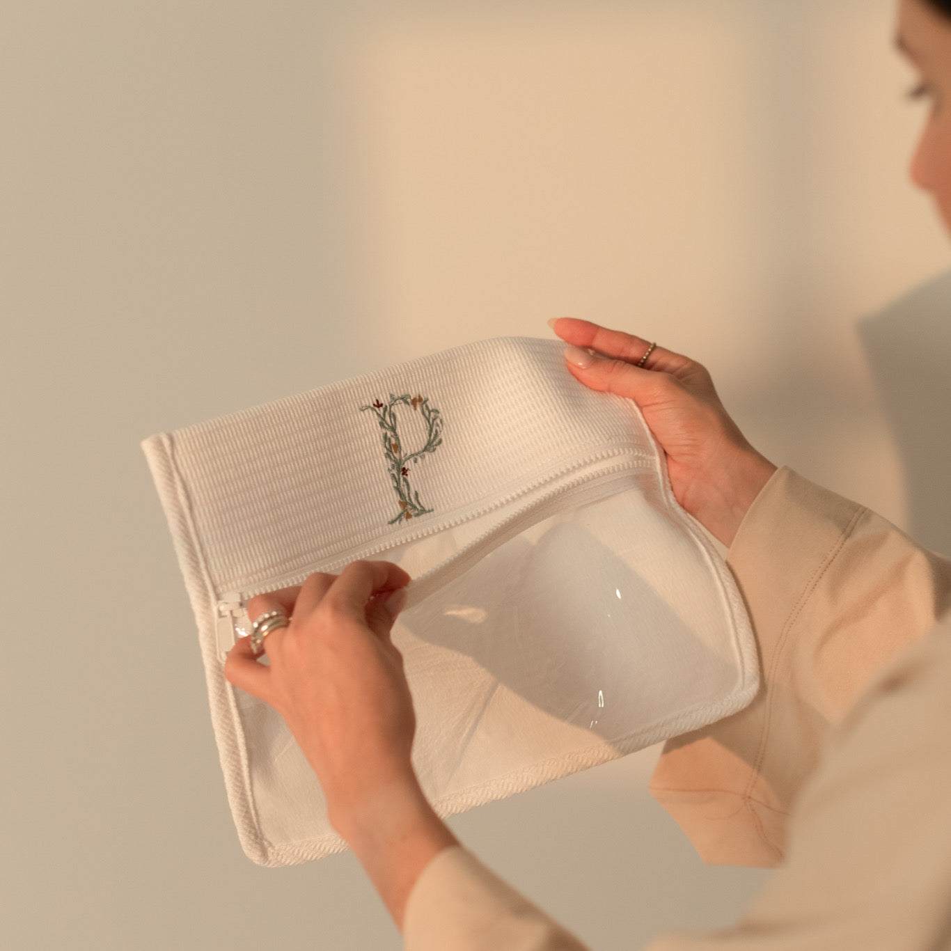 Bolsa con transparencia iniciales