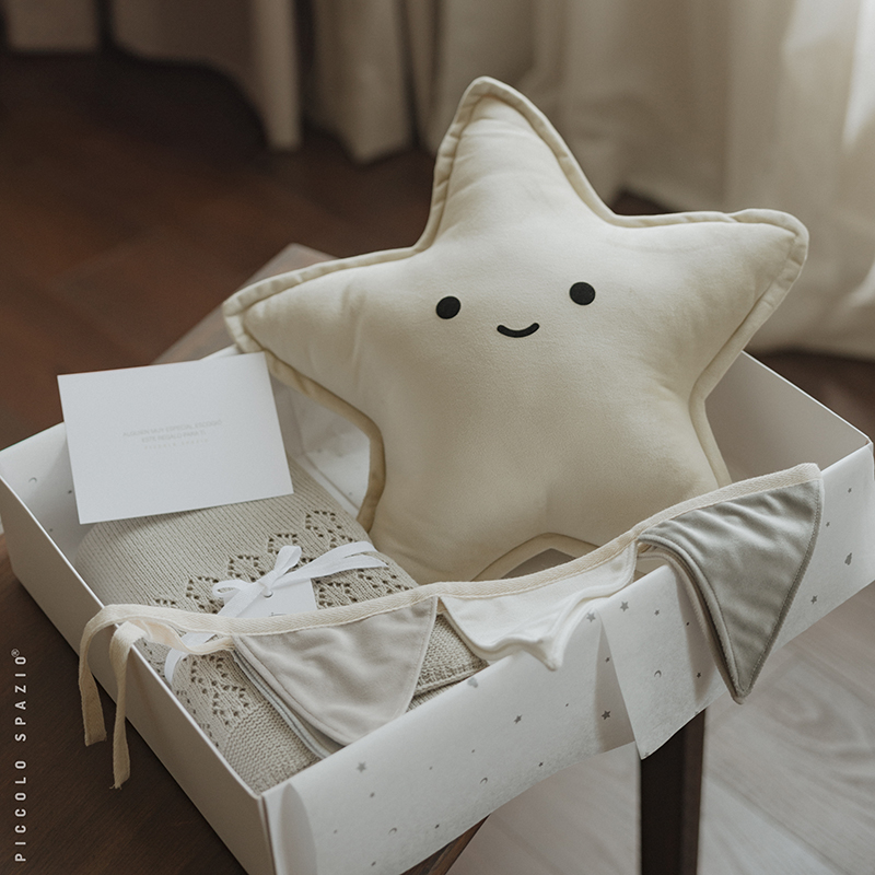 Gift Box - Estrella Beige, Frazada Gris y Guirnalda - Imagen 2