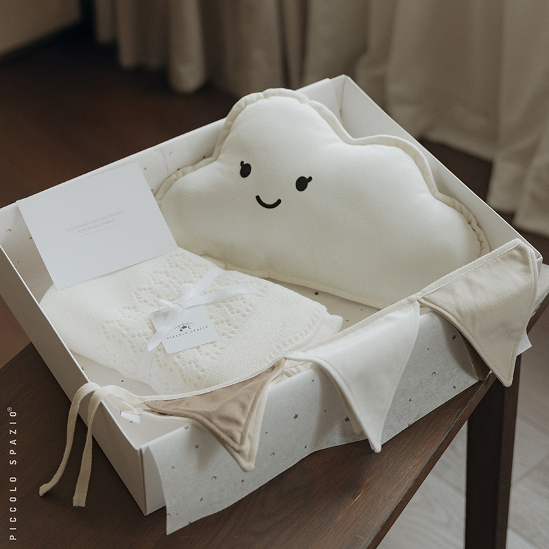 Gift Box - Nube Blanca, Frazada Blanca y Guirnalda