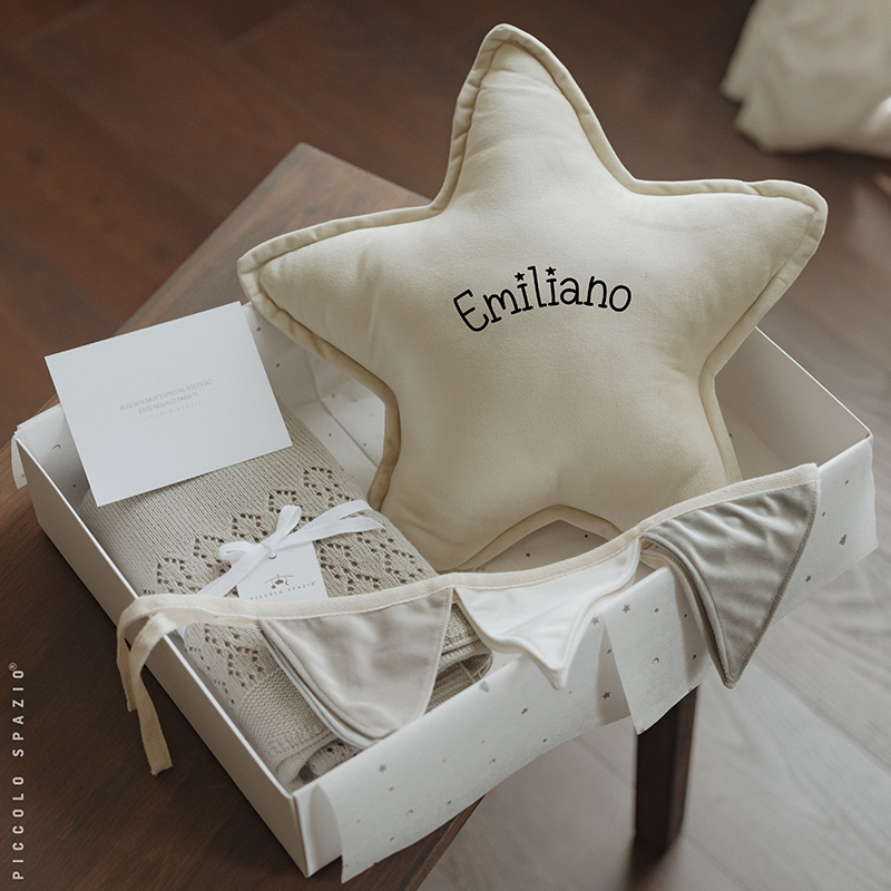 Gift Box - Estrella Beige, Frazada Gris y Guirnalda
