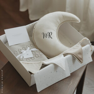 Gift Box - Luna Beige, Frazada Gris y Guirnalda