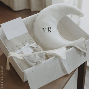 Gift Box - Luna Blanca, Frazada Gris y Guirnalda