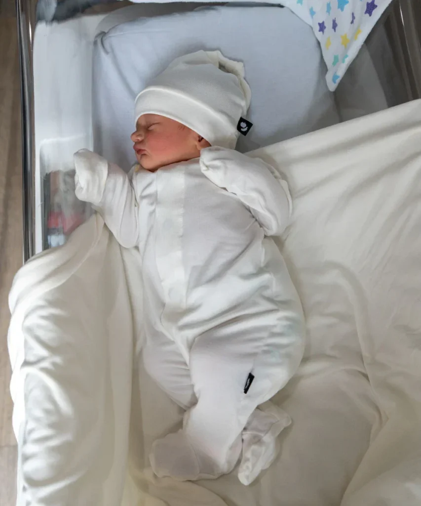 set_recien_nacido_mameluco_magnetico_blanco_gorrito_hospital
